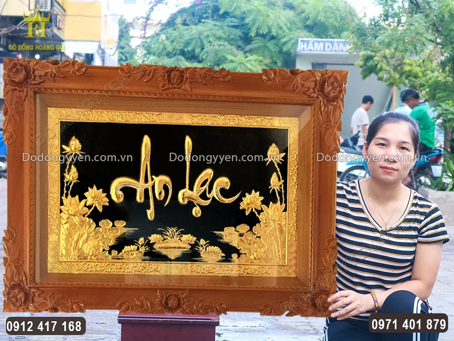 Tranh Chữ An Lạc Bằng Đồng Mạ V&agrave;ng 24K Khung Gỗ G&otilde; Đỏ